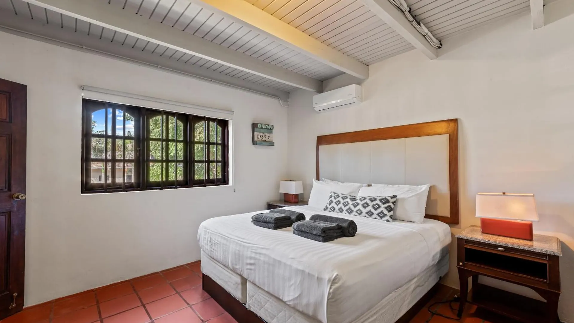 Million Dollar View Spanish Hacienda Style Luxury Villa In Jan Thiel 0*,